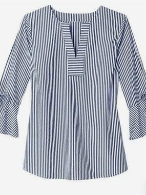 blue and white striped blouse has a V-neck signature collection M A4 0272